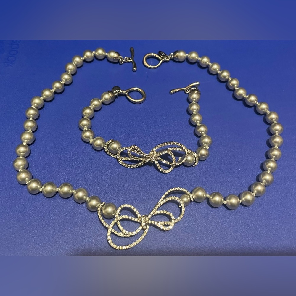 Woman’s Grey Imitation Pearl w/Bow Necklace & Bracelet with Toggle Clasps
